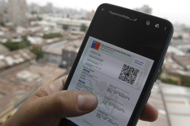 Teléfono celular mostrando un Pase de Movilidad